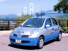 青色パトロールカー